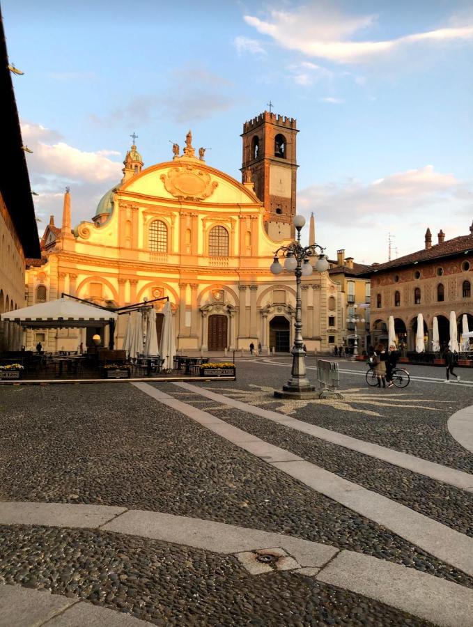 Emma Home Adiacente Alla Piazza Ducale Vigevano Exterior photo